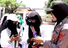 Unjuk Rasa Menolak Kenaikan BBM di Gedung Dewan Lhokseumawe Hari Ini Berlangsung Damai, Polwan Bagikan Bunga
