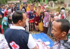 PMI Aceh Utara Salurkan Seragam Sekolah dan Tas Untuk Korban Banjir di Langkahan