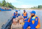 Polres Lhokseumawe Kerahkan Polairud Evakuasi Relawan dan Logistik Bantuan di Krueng Tingkeum Bireuen
