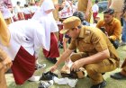 Wali Kota Salurkan Sepatu dan Seragam untuk Siswa Korban Banjir di Lhokseumawe