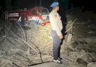 Polisi dan Damkar Lakukan Pendinginan Pascakebakaran Tumpukan Kayu di Sawang