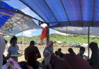 Ribuan Wisatawan Padati Pantai Bahagia Paya Bakong, Pedagang Raup Omzet Jutaan Rupiah