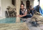 Juragan Pureh di Pirak Timu, Usaha dari Pelepah Sawit dan Kelapa yang Terus Berkembang