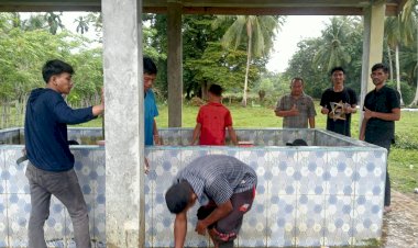 Pemuda Gampong Seuneubokdoe Gotong Royong Sambut Ramadhan
