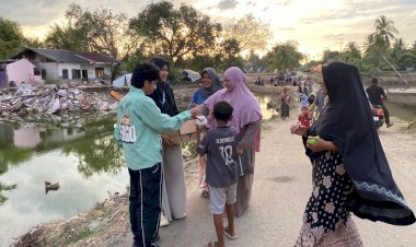 Wujud Kepedulian Ramadhan, Mahasiswa KPM UIN Sultanah Nahrasiyah Berbagi Takjil untuk Warga Pascabanjir