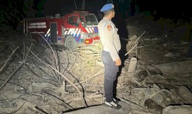 Polisi dan Damkar Lakukan Pendinginan Pascakebakaran Tumpukan Kayu di Sawang