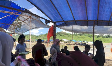 Ribuan Wisatawan Padati Pantai Bahagia Paya Bakong, Pedagang Raup Omzet Jutaan Rupiah