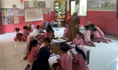 Mahasiswa KPM 07 UIN Sultanah Nahrasiyah Bimbing Anak TK Baroh Kuta Batee Baca Tulis