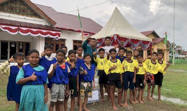 Semarak HUT RI ke-81, Camat Pirak Timu Sponsori Pertandingan Sepak Bola Anak-anak FOMA PT