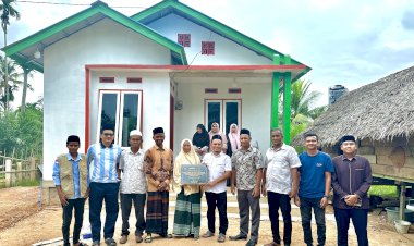 Yayasan Cahaya Aceh Serahkan Rumah kepada Nek Barensyah, Penyintas Bencana di Aceh Utara