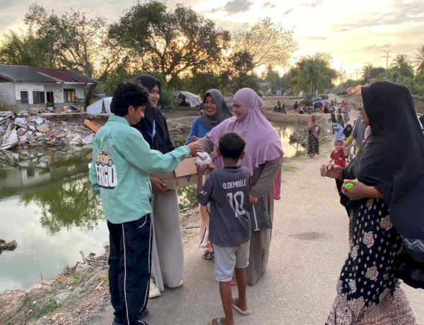 Wujud Kepedulian Ramadhan, Mahasiswa KPM UIN Sultanah Nahrasiyah Berbagi Takjil untuk Warga Pascabanjir