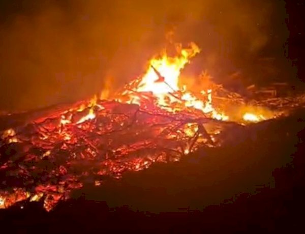 Tumpukan Kayu Sisa Banjir di Aceh Utara Terbakar, Ancam Rumah Warga