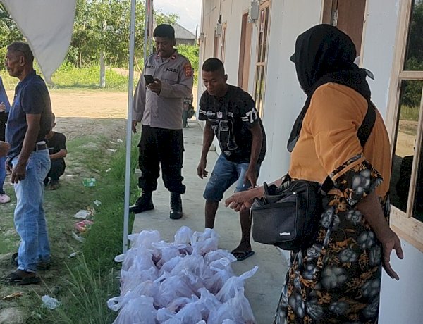 Kapolres Lhokseumawe Salurkan 50 Kantong Daging Kurban untuk Penghuni Huntara