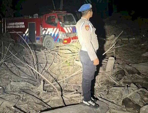 Polisi dan Damkar Lakukan Pendinginan Pascakebakaran Tumpukan Kayu di Sawang