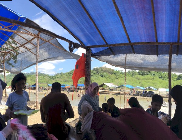 Ribuan Wisatawan Padati Pantai Bahagia Paya Bakong, Pedagang Raup Omzet Jutaan Rupiah