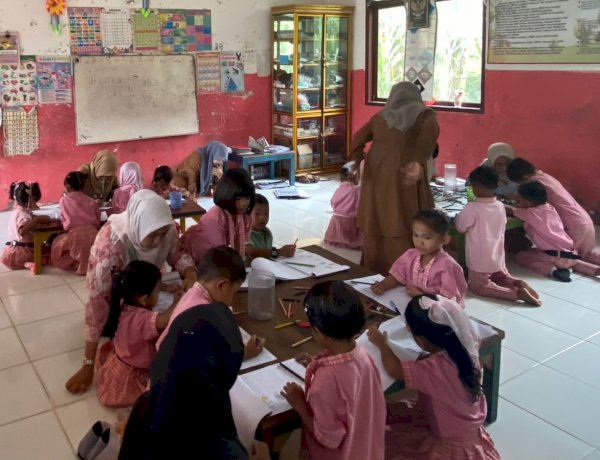 Mahasiswa KPM 07 UIN Sultanah Nahrasiyah Bimbing Anak TK Baroh Kuta Batee Baca Tulis