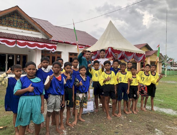 Semarak HUT RI ke-81, Camat Pirak Timu Sponsori Pertandingan Sepak Bola Anak-anak FOMA PT