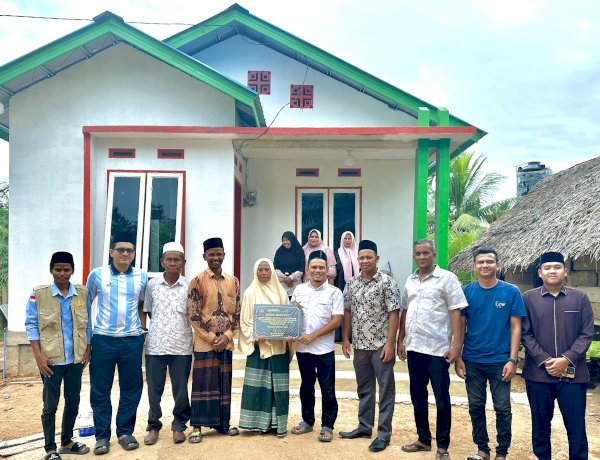 Yayasan Cahaya Aceh Serahkan Rumah kepada Nek Barensyah, Penyintas Bencana di Aceh Utara