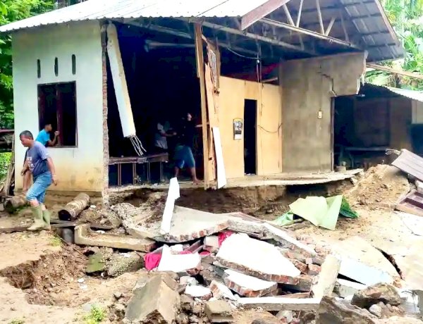 Banjir Bandang Terjang Tiga Desa di Sawang, Satu Rumah Rusak