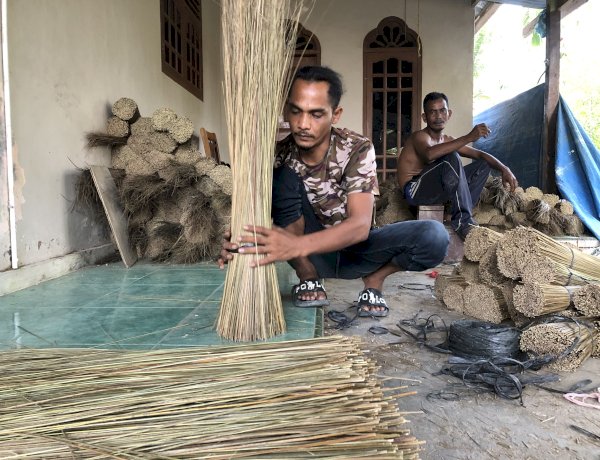 Juragan Pureh di Pirak Timu, Usaha dari Pelepah Sawit dan Kelapa yang Terus Berkembang