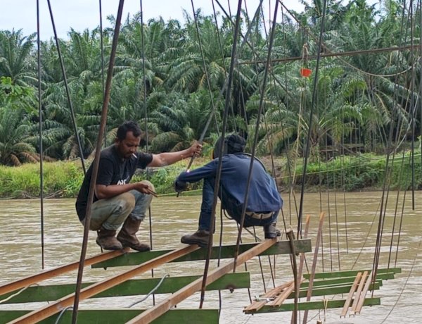 Progres Jembatan Peudari Capai 60 Persen, Pemasangan Rangka Besi Berlanjut