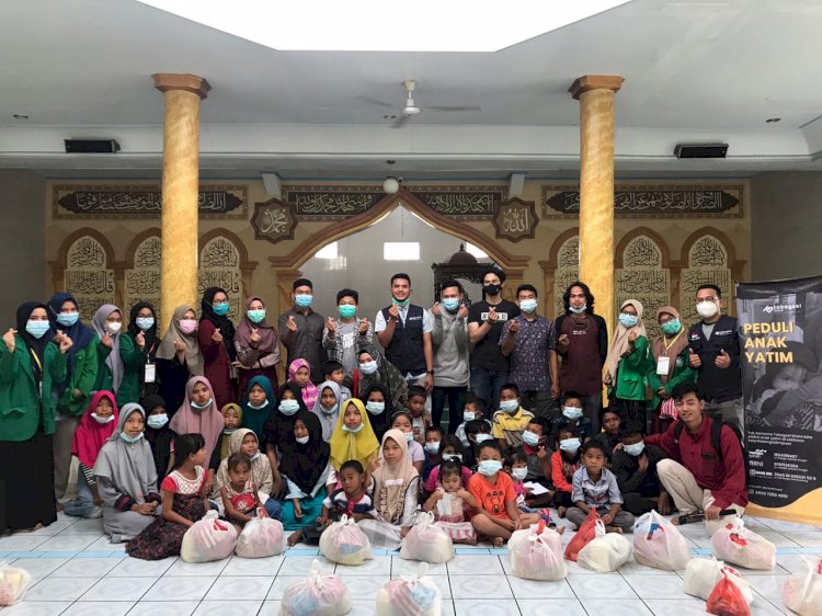 Mahasiswa KKN kelompok 255 bersama komunitas Tabagsel Share berbagi kebaikan kepada anak yatim Desa Salambue.