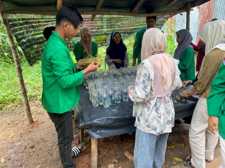 Kurangi Limbah Plastik di Keude Bayu Mahasiswa UNIMAL Gelar Pelatihan Hidroponik