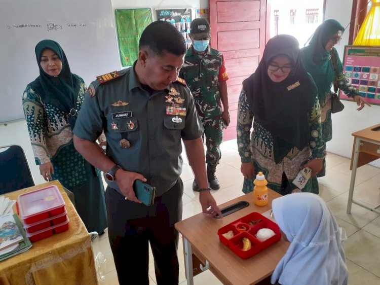 Danramil 16 Banda Sakti Pantau Langsung Pemberian Makanan Bergizi di Sekolah-sekolah Lhokseumawe