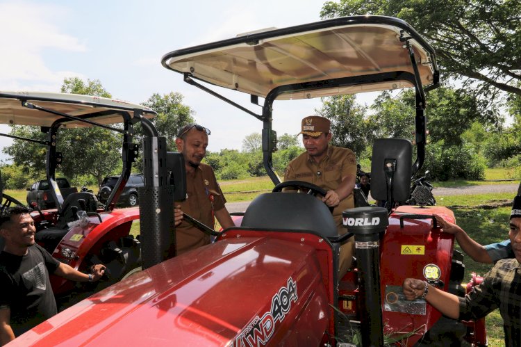 Wali Kota Lhokseumawe Salurkan Bantuan Traktor dan Benih Padi untuk Dorong Kemandirian Pangan