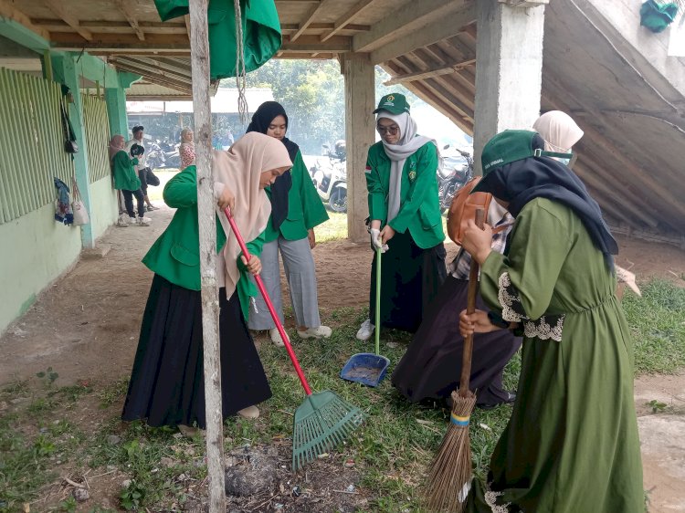 Mahasiswa KKN Unimal dan Warga Cot Keumeuneng Gotong Royong Bersihkan Meunasah Jelang Pengajian Akbar