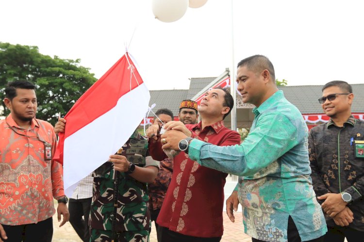 Pemko Lhokseumawe Bagikan Bendera Merah Putih dan Luncurkan Layanan Publik Berbahasa Aceh