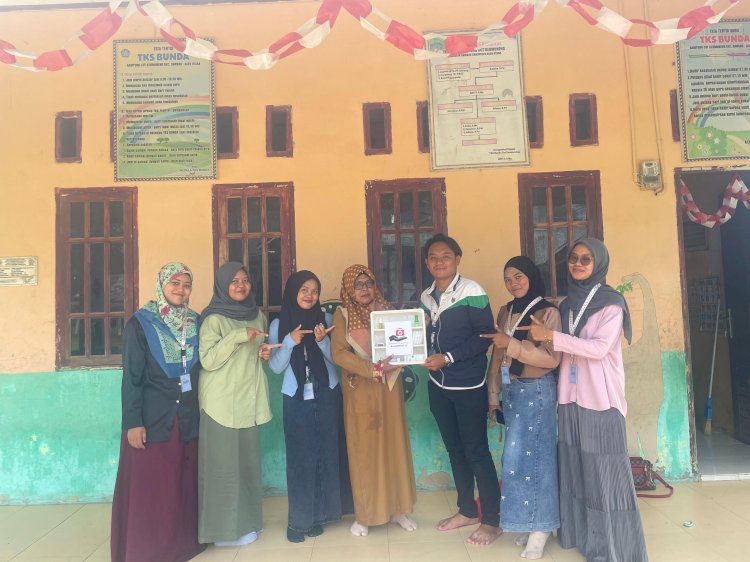 Penyerahan Peralatan P3K ke TK Bunda oleh Mahasiswa KKN Kelompok 11
