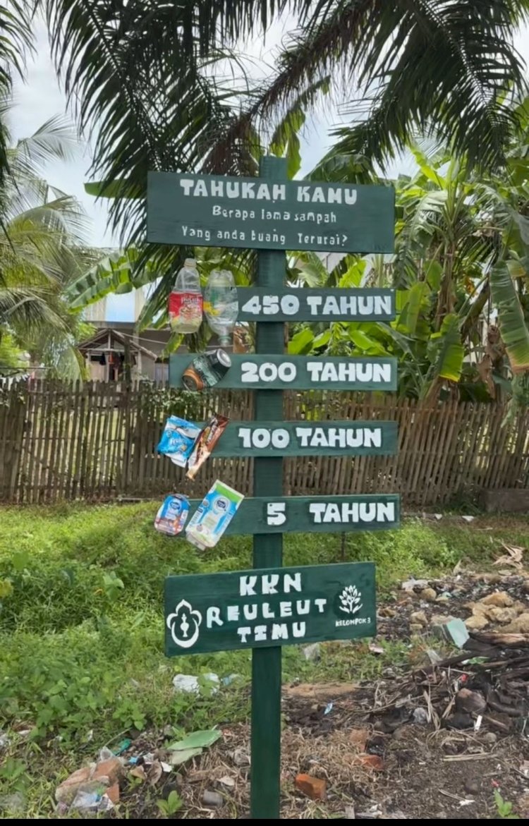 Mahasiswa KKN Unimal Pasang Plang Edukasi Sampah di Reulet Timu