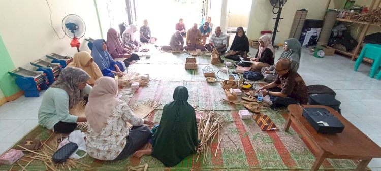 Cot Seurani Bersinar Lewat Eceng Gondok: Dosen Unimal Dampingi Emak-Emak Ceurahi Berdayakan Ekonomi Desa