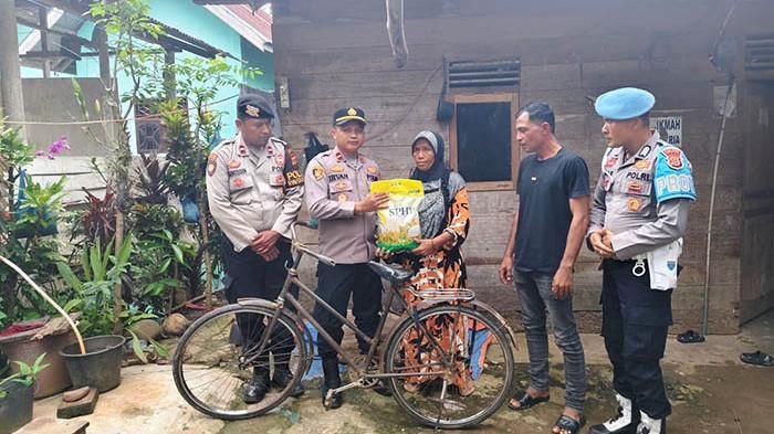 Kapolsek Paya Bakong Distribusikan 20 Sak Beras untuk Warga Kurang Mampu