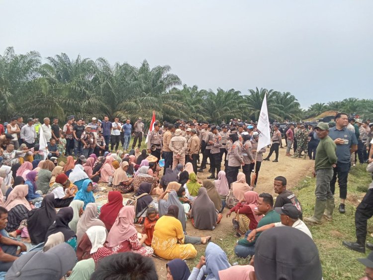 ‎Ratusan Warga Cot Girek–Pirak Timu Blokir Jalan Truk Sawit PTPN IV, Tuntut Pengukuran Ulang HGU
