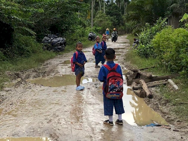 Jalan Utama Gampong Meunye Tujoh Rusak Parah, Anak Sekolah Terpaksa Melintasi Lumpur