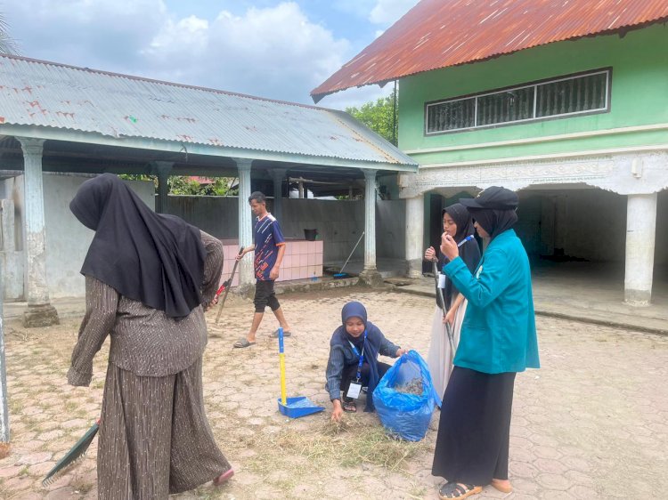‎KPM Kelompok 23 UIN Suna Lhokseumawe Awali Pengabdian dengan Gotong Royong di Gampong Keureusek