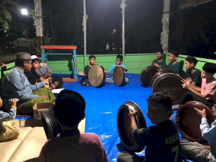 Santri Balai Pengajian Darul Ikhlas Asah Tradisi Rapai Sambut Bulan Maulid Gampong Guha Uleue, Kuta Makmur