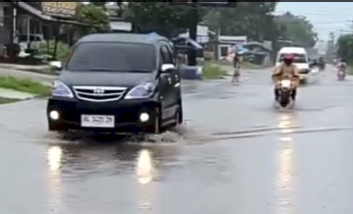 Jalan Depan Pasar Inpres Krueng Mane Tergenang, Warga Minta Pemerintah Bertindak