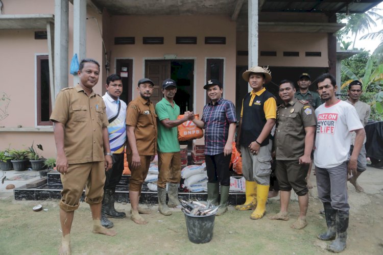 ‎Wali Kota dan Ketua TP PKK Lhokseumawe Tembus Medan Longsor Salurkan Bantuan ke Wilayah Terisolir