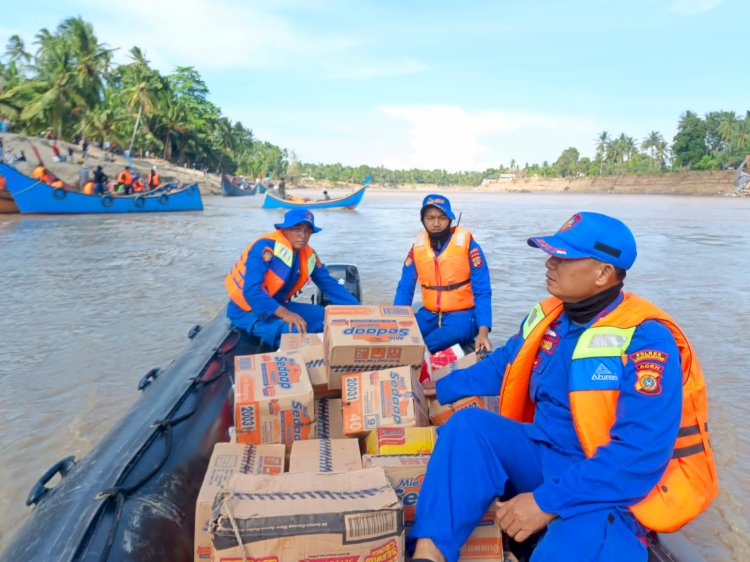 Polres Lhokseumawe Kerahkan Polairud Evakuasi Relawan dan Logistik Bantuan di Krueng Tingkeum Bireuen