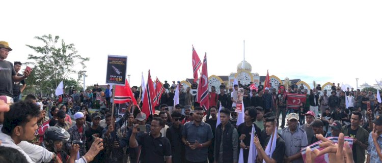 Bendera Bintang Bulan, Bendera Putih, dan Poster UN Warnai Aksi GRAB Desak Penetapan Bencana Nasional