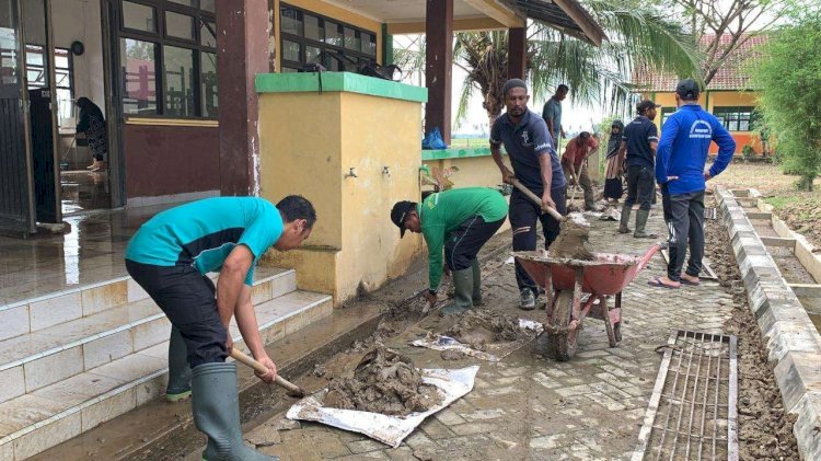 UIN SUNA Lhokseumawe Bersihkan Fasilitas MAN 6 Aceh Utara Pascabanjir
