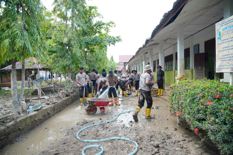 Polres Lhokseumawe dan Brimob Bersihkan MIN 1 dan SMPN 1 Muara Batu