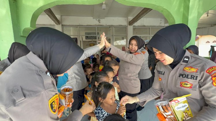 Polwan Polres Lhokseumawe Salurkan Sembako dan Lakukan Trauma Healing Anak Korban Banjir