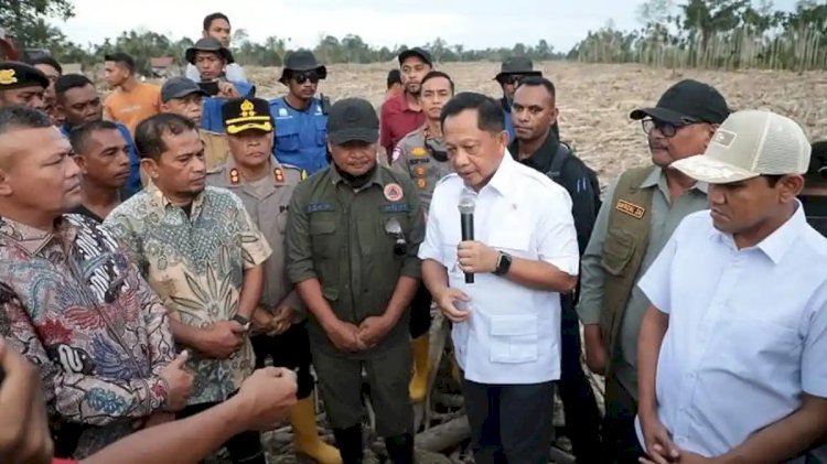 Tinjau Banjir di Aceh Utara, Mendagri Soroti Sampah Masih Menempel di Atap Rumah Warga