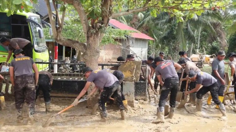 Empat Hari Pembersihan, Personel BKO Brimob Tuntaskan Lumpur di Dua SDN Baktiya