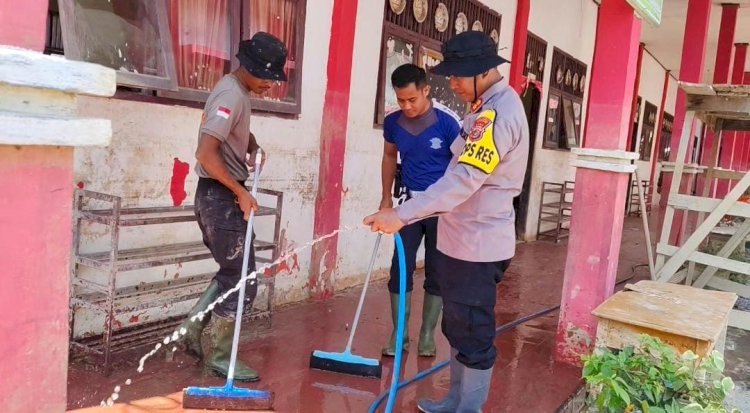 Kapolres Lhokseumawe Pimpin Pembersihan SDN 5 Muara Batu Pascabanjir
