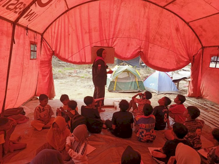 PBA UNIMAL Gelar Sekolah Darurat di Camp Pengungsian Langkahan Aceh Utara